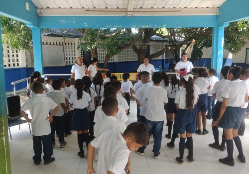 Cuerpo docente jornada tarde dandole la bienvenida a todos